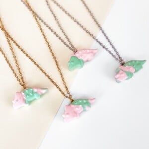 Ketting met roze met groene triceratops hanger