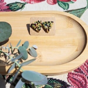 Kleine oorbellen met kralen – Handgemaakte oorknoppen ‘Earthtone Mix’ in groen, bruin, geel en wit