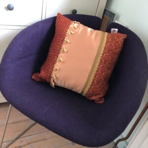 Kussen 40x40 cm van vintage stoffen, en bandjes, roestbruin en zalmroze