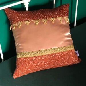 Kussen 40x40 cm van vintage stoffen, en bandjes, roestbruin en zalmroze