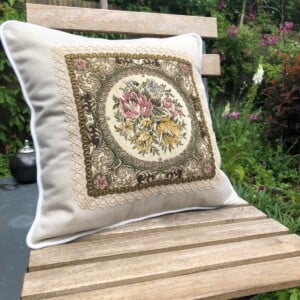 Kussen 40x40 cm van vintage stoffen, met een Frans kleedje erin verwerkt