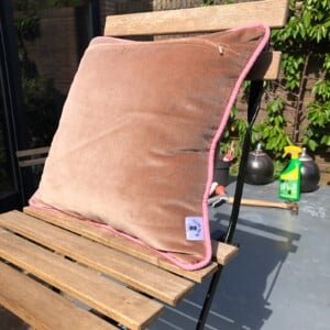 Kussen 40x40 cm van vintage stoffen, oud roze met een Frans kleedje erin verwerkt