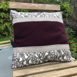 Kussen 40x40 cm van vintage stoffen, randjes en bandjes, aubergine, wit en grijs