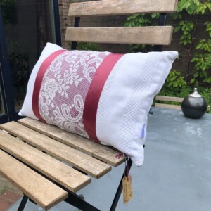 Kussen, sierkussen 30x50 cm van vintage stoffen, randjes en bandjes