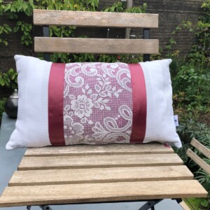 Kussen, sierkussen 30x50 cm van vintage stoffen, randjes en bandjes