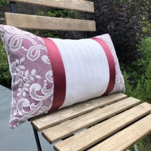 Kussen, sierkussen 30x50 cm van vintage stoffen, randjes en bandjes, wit en oud roze