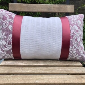 Kussen, sierkussen 30x50 cm van vintage stoffen, randjes en bandjes, wit en oud roze