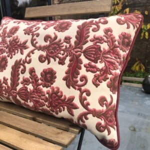 Kussen, sierkussen 40x60 cm van vintage stof, kleur écru en wijnrood, barok