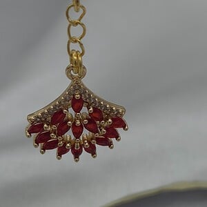 Luxe asymmetrische oorbellen goud en rood