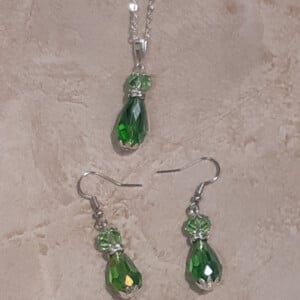 Oorbellen en ketting Collectie: Glans en kleur groen: Handgemaakt met glazen kralen
