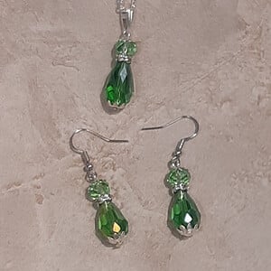 Oorbellen en ketting Collectie: Glans en kleur groen: Handgemaakt met glazen kralen