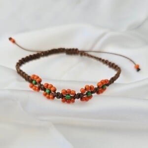 Orange Flower Macramé Bracelet – Handgemaakte Verstelbare Armband met Oranje Kralenbloemen