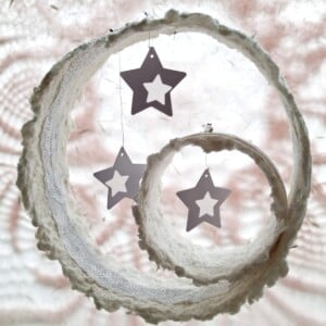 Raamhanger met sterren van papier