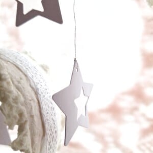 Raamhanger met sterren van papier
