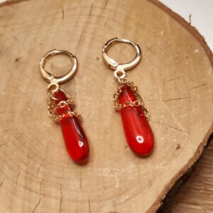 Rebel Rood: Handgemaakte Oorbellen met glazen kralen