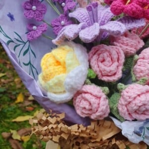 Romantisch handgemaakt haakboeket met anjer, rozen en lavendel