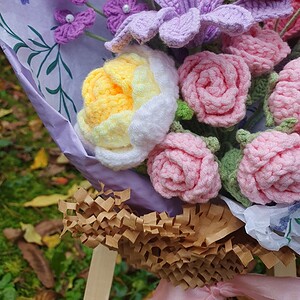 Romantisch handgemaakt haakboeket met anjer, rozen en lavendel