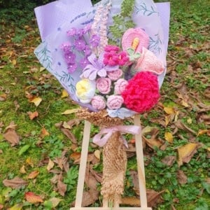 Romantisch handgemaakt haakboeket met anjer, rozen en lavendel