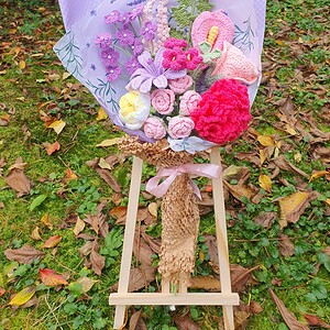Romantisch handgemaakt haakboeket met anjer, rozen en lavendel