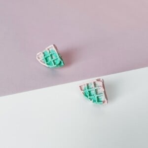 Roze en groene wafel oorbellen