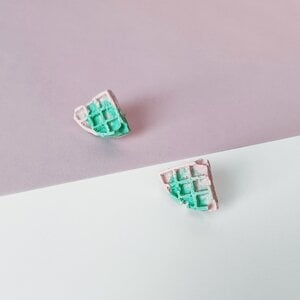Roze en groene wafel oorbellen