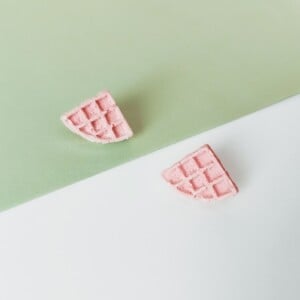 Roze en groene wafel oorbellen