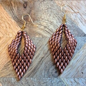 Russian Leaf Oorbellen – Handgemaakt met bruin metallic superduo-kralen