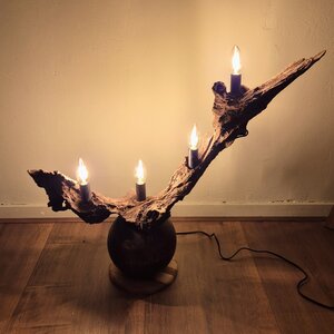 Rustieke lamp op een houten bol
