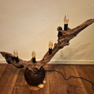 Rustieke lamp op een houten bol