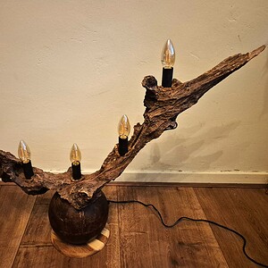 Rustieke lamp op een houten bol