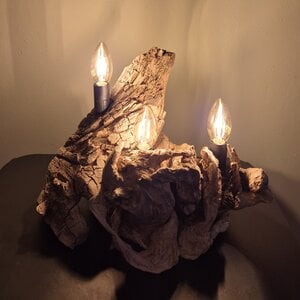 Rustieke lamp van een uniek stuk hout