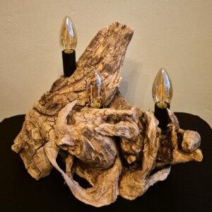 Rustieke lamp van een uniek stuk hout