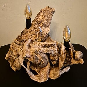 Rustieke lamp van een uniek stuk hout
