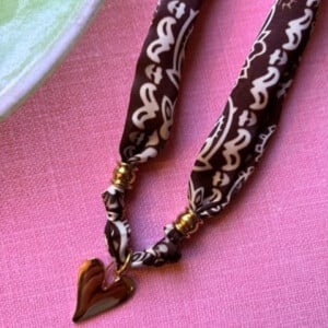 Stof ketting met bruine bandanaprint