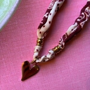 Stof ketting van bordeaux bandanaprint met RVS bedel