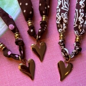 Stof ketting van bruine stof met witte stippen