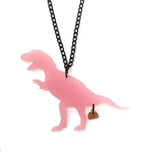 The Golden Turd ketting (T-rex) roze