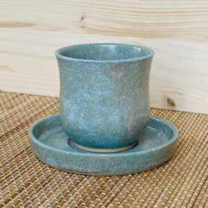 Handgemaakt keramiek, theekopje met schoteltje warmgroen getint