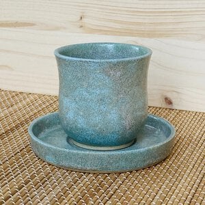 Handgemaakt keramiek, theekopje met schoteltje warmgroen getint