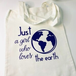 Tote Bag – Just a Girl Who Loves the World – Paars Design – Katoenen Shopper – Herbruikbaar – 38x42 cm