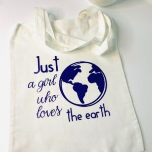 Tote Bag – Just a Girl Who Loves the World – Paars Design – Katoenen Shopper – Herbruikbaar – 38x42 cm