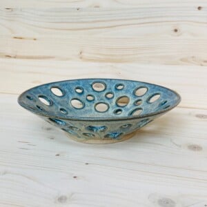 Handgemaakt keramiek, uniek fruitschaaltje met kunstzinnig gatenpatroon
