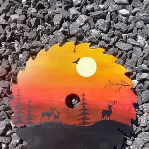 Upcycled metalen Cirkelzaagblad – rood gele lucht en landschap met herten