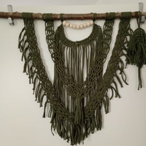 Wanddecoratie, macramé met kraaltjes, kaki