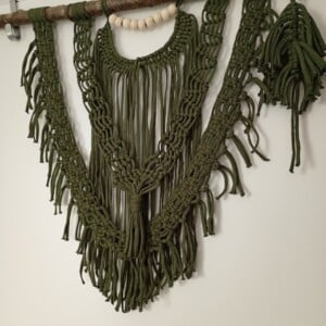 Wanddecoratie, macramé met kraaltjes, kaki