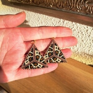 Wild Elegance – handgemaakte panterprint oorbellen van Miyuki kralen