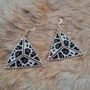 Wild Elegance – handgemaakte panterprint oorbellen van Miyuki kralen