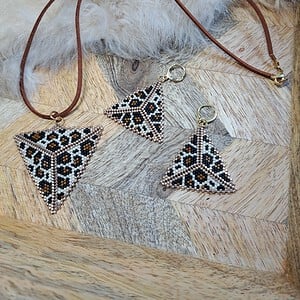 Wild Elegance sieradenset – handgemaakte panterprint oorbellen & ketting van Miyuki kralen