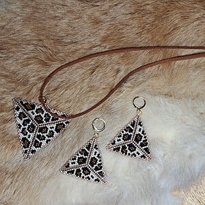 Wild Elegance sieradenset – handgemaakte panterprint oorbellen & ketting van Miyuki kralen