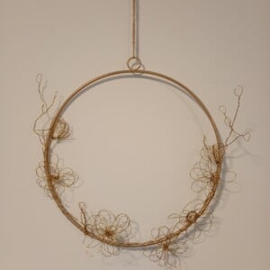 krans van metaal met bloemetjes van ijzerdraad, goudkleurig